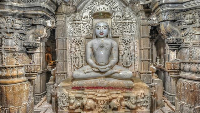 Die Tempel sind im Dilwara-Stil erbaut und sind auf der ganzen Welt für ihre Architektur bekannt. Der Stil erhielt seinen Namen von dem bekannten "Dilwara Tempeln" auf dem Mount Abu, einem bekannten Hügel und Wallfahrtsort in Rajasthan. Die Jain Tempel auf der Jaisalmer Festung stammen aus dem 12. und 15. Jahrhundert.